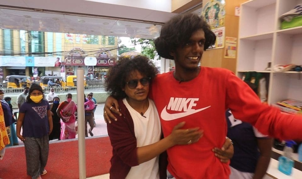 Cooku with Comali fame Pugal and Bala who shopped at Velavan Stores