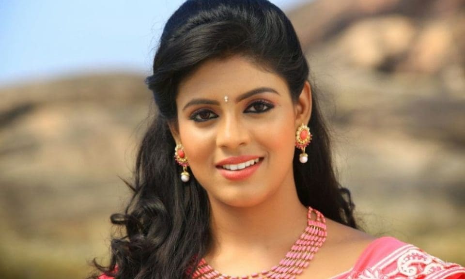 Iniya turned glamorous .... viral photoshoot