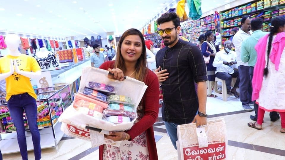 Myna Nandhini Shopping in Velavan Stories at T Nagar, Chennai