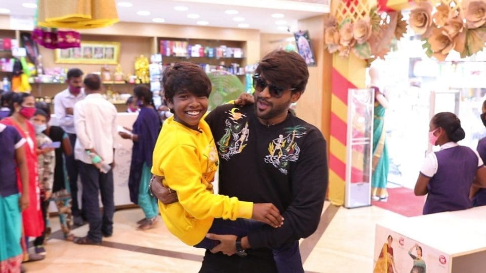 Kappese Poovaiyar Shopping at Velavan Stores