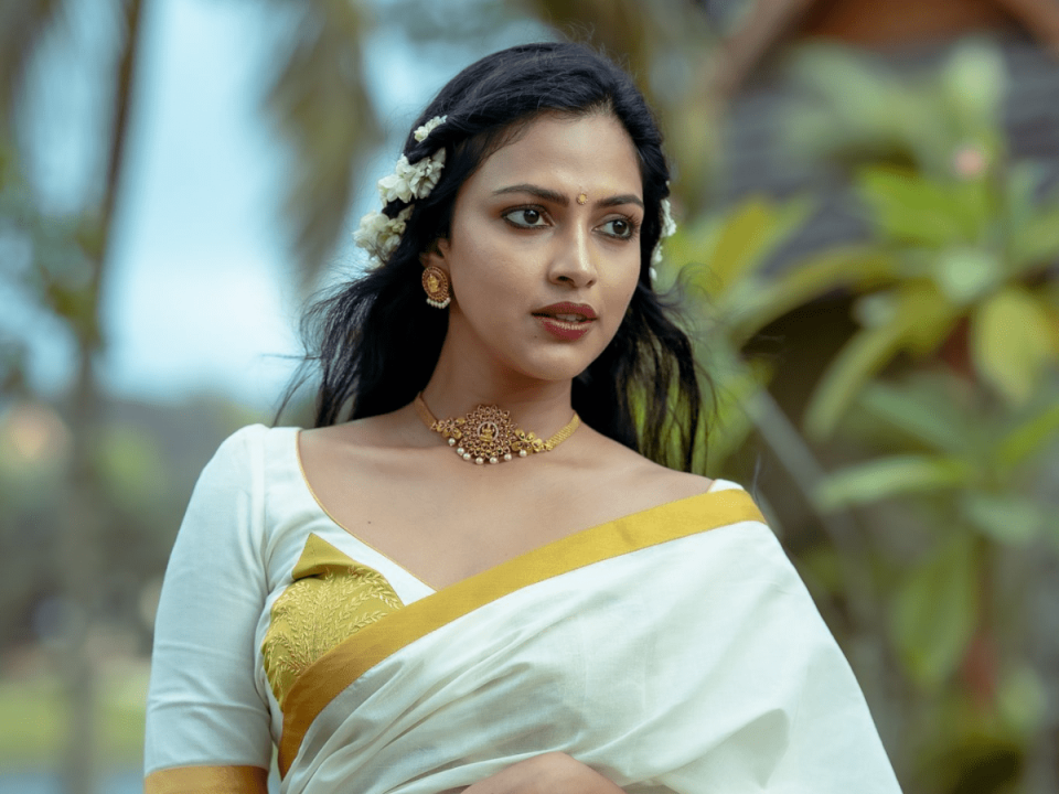 amala-paul-in-swimming-video viral