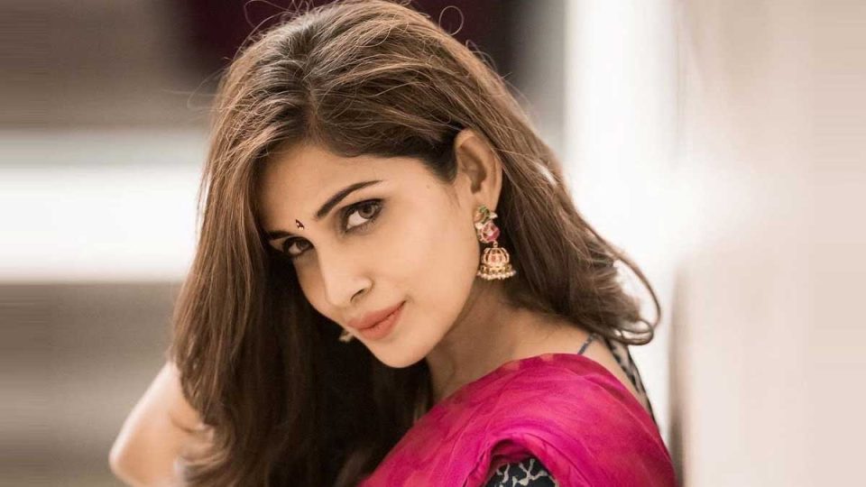 actress-samyukta-in-glamour-photos viral