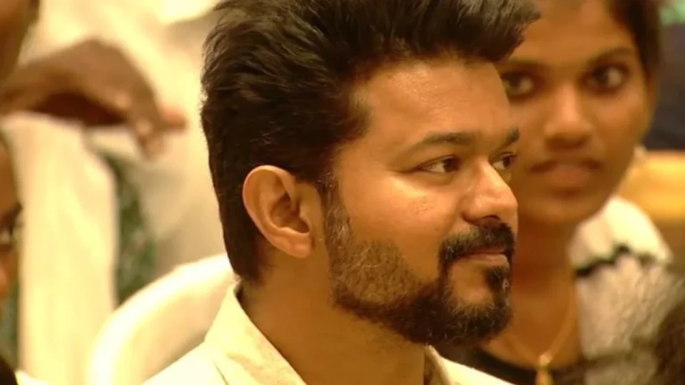 thalapathy vijay-cheeredup-the-students-hiding-his-tiredness