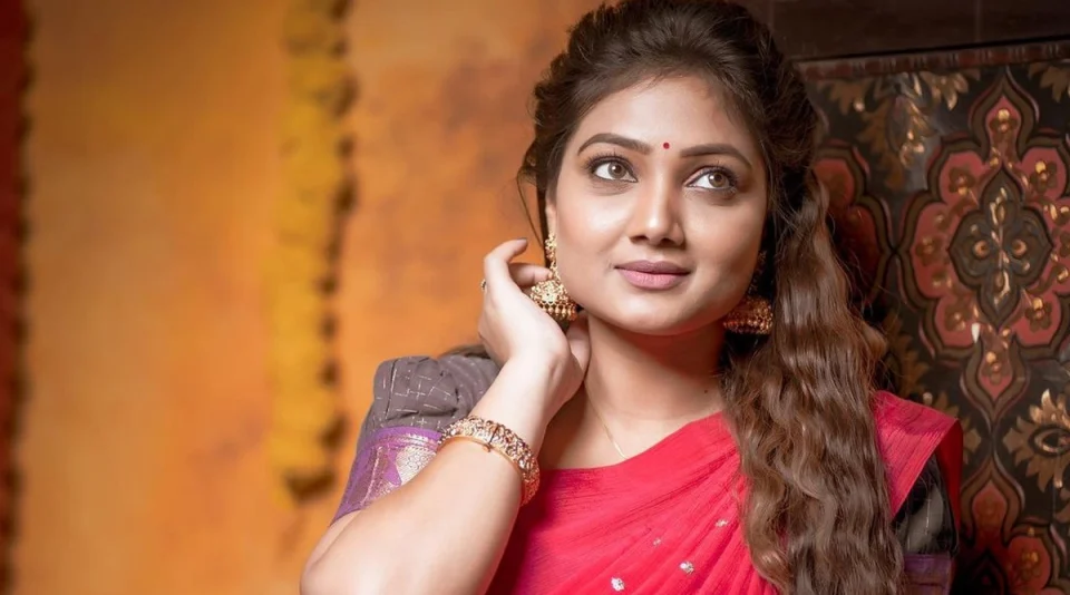 zee-tamil-actress-bedroom-selfie
