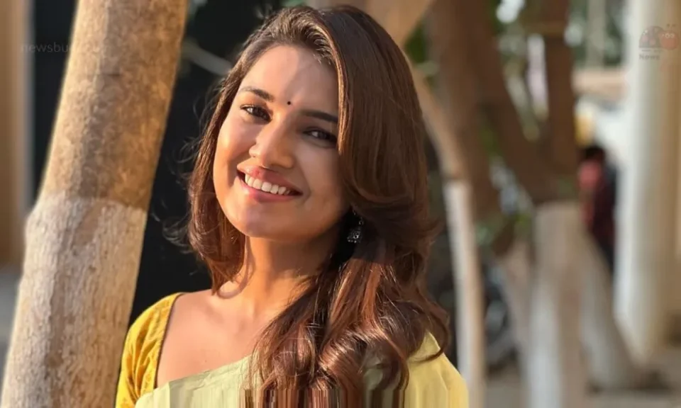 actress vani-bojan-wearing-a-unique-costume