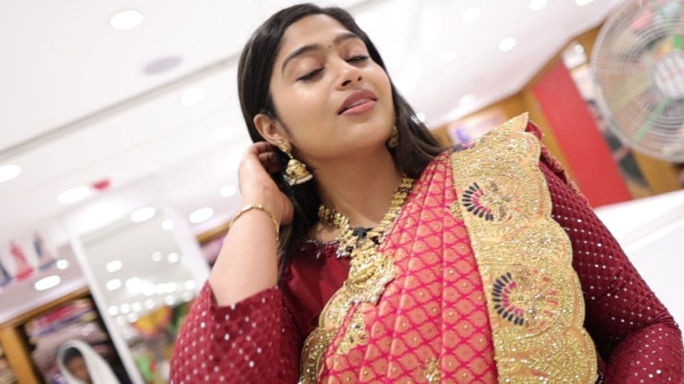 muthazhagu serial actress-shobana-shopping-in-velavan-stores