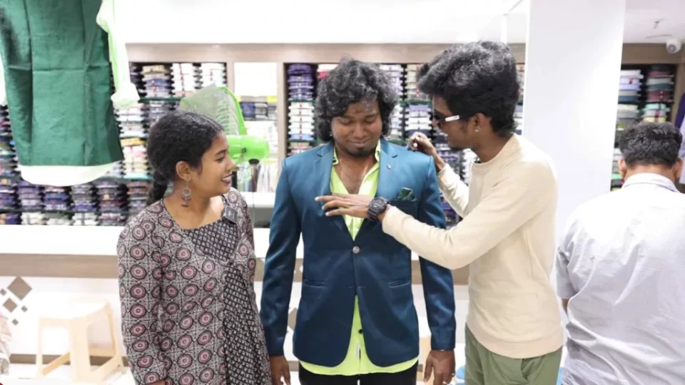 vijaytv kpy-bala-pongal-shopping-in-velavan-stores
