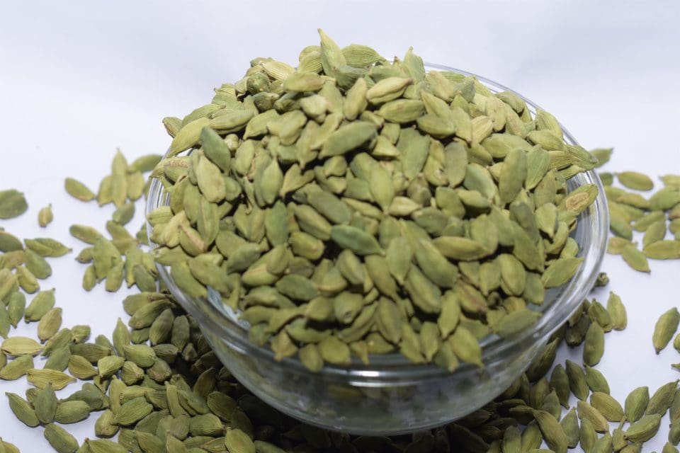 Side effects of eating too much cardamom