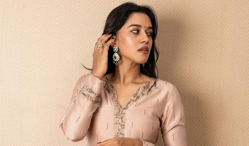 Actress Mirnaliniravi Latest Photos