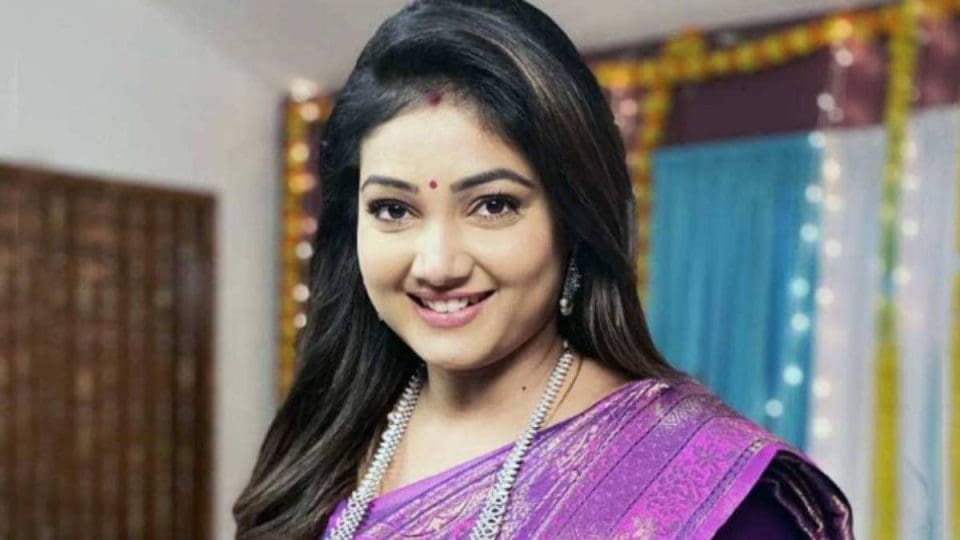 actress priyanka-nalkari-with-snake