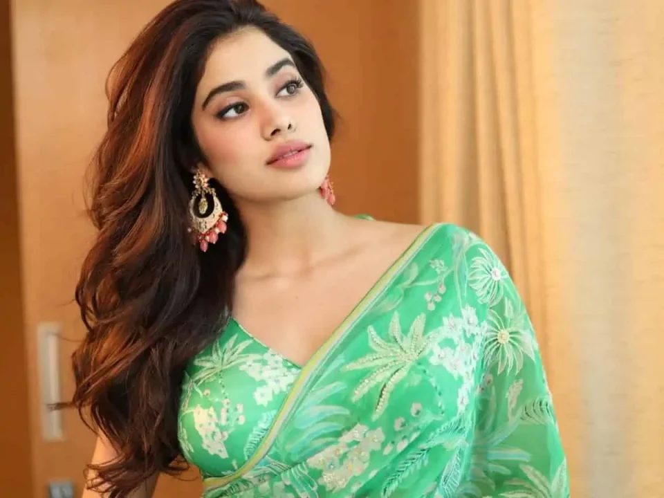 actress jhanvi kapoor latest photos viral
