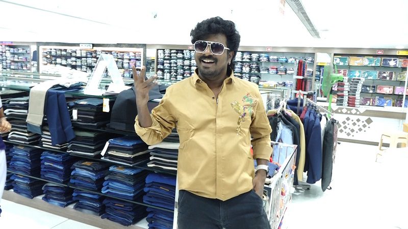 Vijay TV fame actor Thangadurai shopping at Velavan stores..!