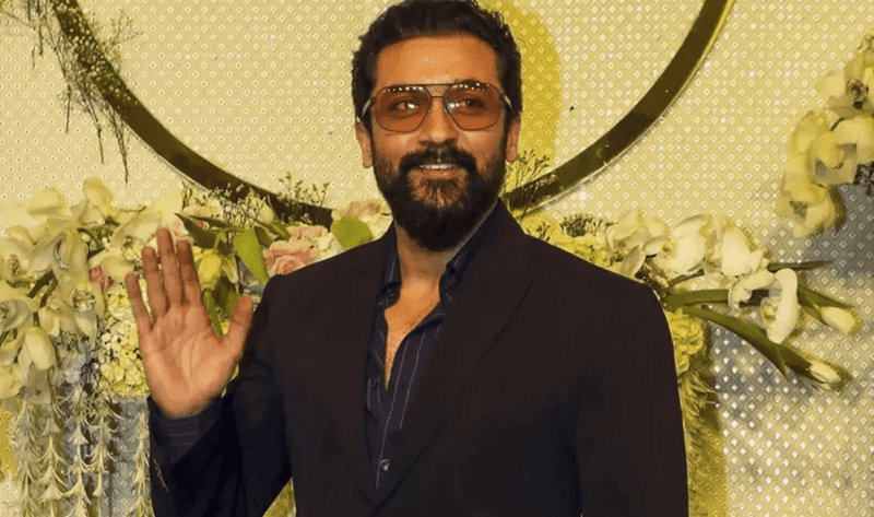 சூர்யா தற்போது 'கருப்பு' படத்தை முடித்து விட்டு வெங்கி அட்லூரி இயக்கும் படத்தில் இணைந்துள்ளார். இதனைத் தொடர்ந்து ஜீத்து மாதவன் இயக்கத்திலும் நடிக்க ஒப்பந்தமாகி உள்ளார். இந்நிலையில் தொடரும் அவரது அடுத்த பட அப்டேட்ஸ் பார்ப்போம்..பிரதீப் ரங்கநாதன் நடிப்பில் வெளியான 'டிராகன்’ படத்தின் வெற்றிக்குப் பிறகு ஏஜிஎஸ் நிறுவனம் தயாரிக்கும் அடுத்த படத்தை இயக்கவுள்ளார் அஸ்வத் மாரிமுத்து. சிம்பு நாயகனாக நடிக்கவுள்ள இப்படத்தின் முதற்கட்டப் பணிகள் நடைபெற்று வருகின்றன. ஆனால், எப்போது படப்பிடிப்பு தொடங்கும் உள்ளிட்டவை முடிவாகவில்லை.இதனிடையே, சிம்பு படத்தினை முடித்துவிட்டு, சூர்யா படத்தை இயக்கவுள்ளார் அஸ்வத் மாரிமுத்து. இது தொடர்பான ஆரம்பக்கட்ட பேச்சுவார்த்தை நடைபெற்றுள்ளது.ரஜினியை சந்தித்து கூறிய கதையை சூர்யாவுக்கு தகுந்தாற் போல் மாற்றி கூறியிருக்கிறார் அஸ்வத். சூர்யாவுக்கு கதை மிகவும் பிடித்துவிடவே, அவரும் சம்மதம் தெரிவித்துள்ளார். இறுதிக்கட்ட கதை விவாதத்தில் இந்தக் கூட்டணி முடிவாகும் என கூறப்படுகிறது.Ashwath Marimuthu to direct Suriya?