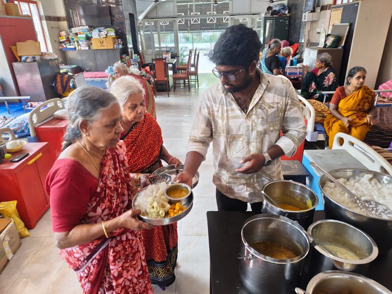 Actor Vishal helps an old age home during the filming of 'Prushan'!