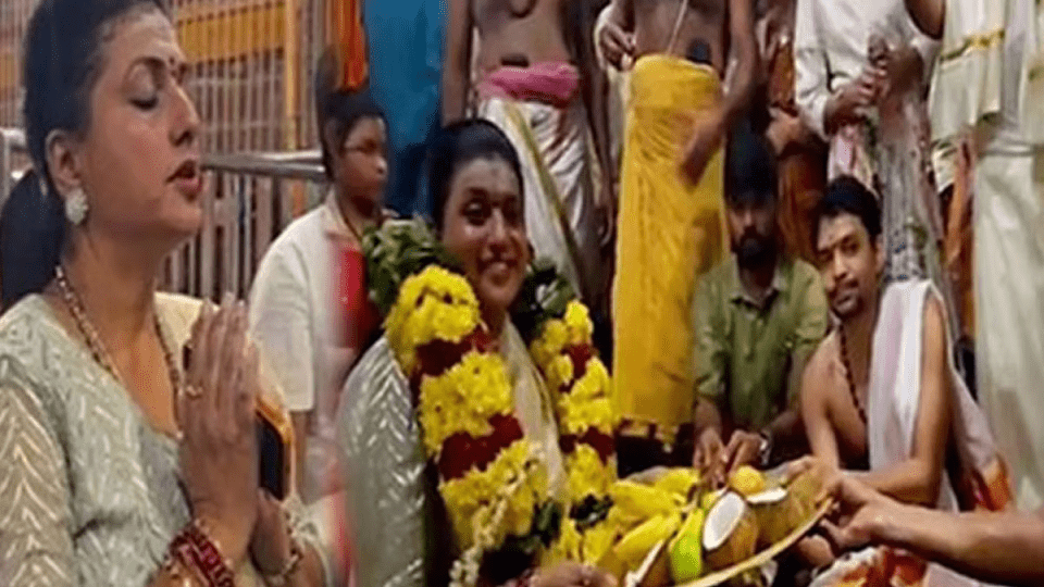 Actress Roja Selvamani Offers Prayers at Arunachaleswarar Temple