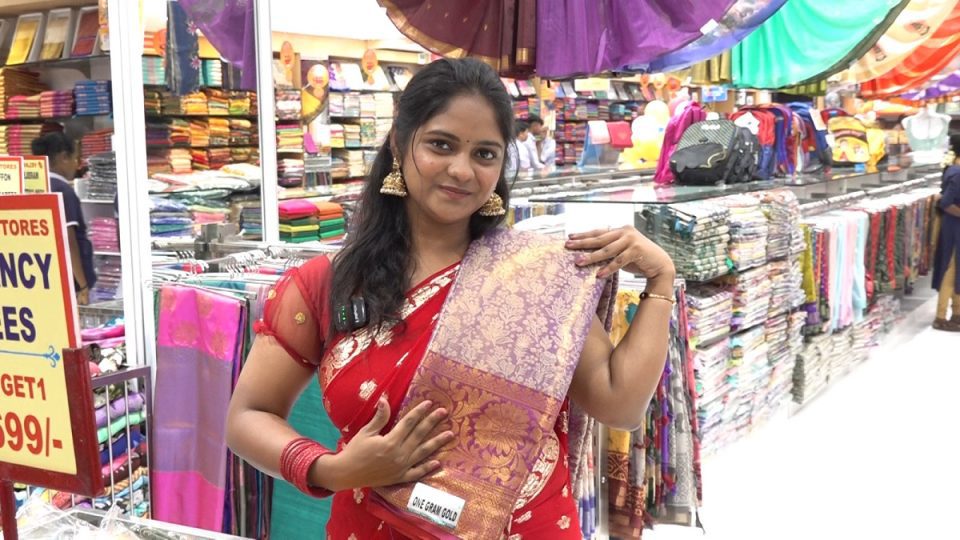 ‘Chinna Marumagal’ Fame Swetha Shops at Velavan Stores – Exciting Collections Galore!