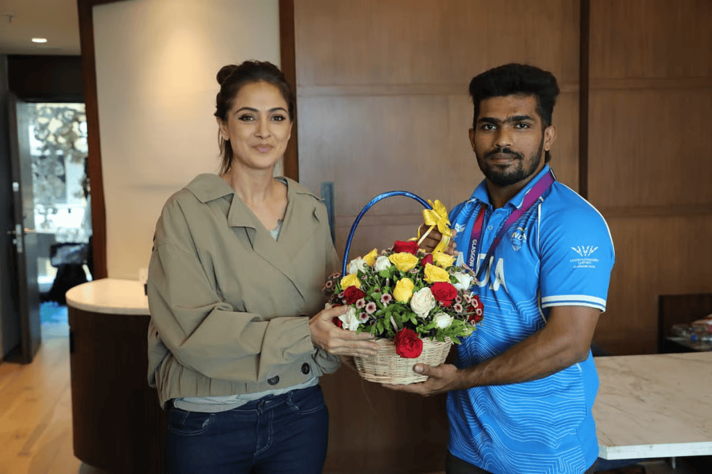 காமன்வெல்த் வெள்ளிப் பதக்கம் வென்ற ராஜா முத்துபாண்டி – நேரில் சந்தித்து வாழ்த்திய நடிகை சிம்ரன்!