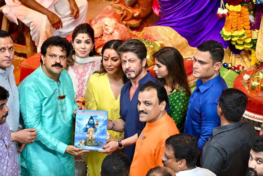 ஷாருக்கான் குடும்பத்துடன் லால்பாக்சா ராஜா விநாயகரை தரிசனம்!