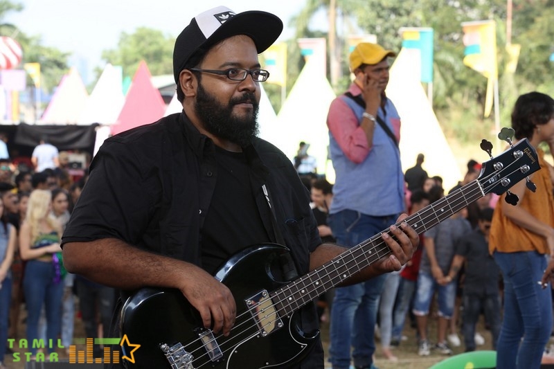 99 Songs Movie Stills (3)