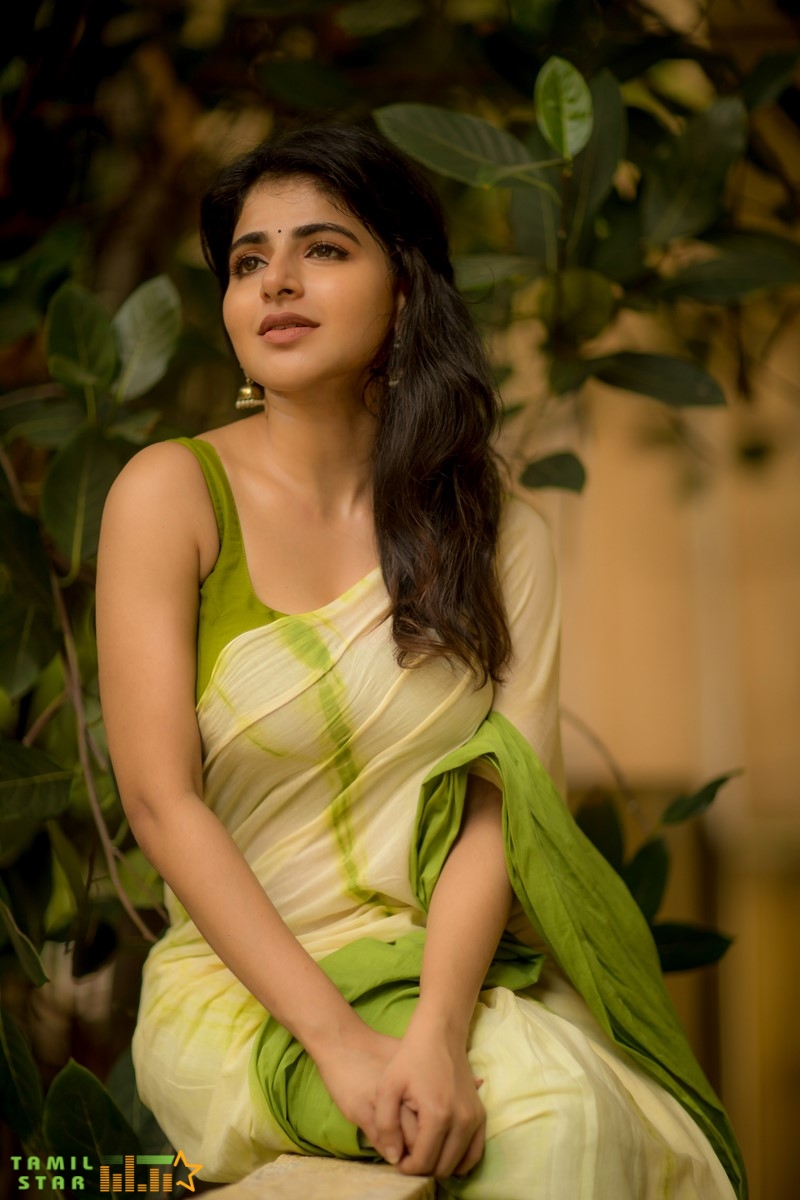 Actress-Iswarya-Menon-Stills-1