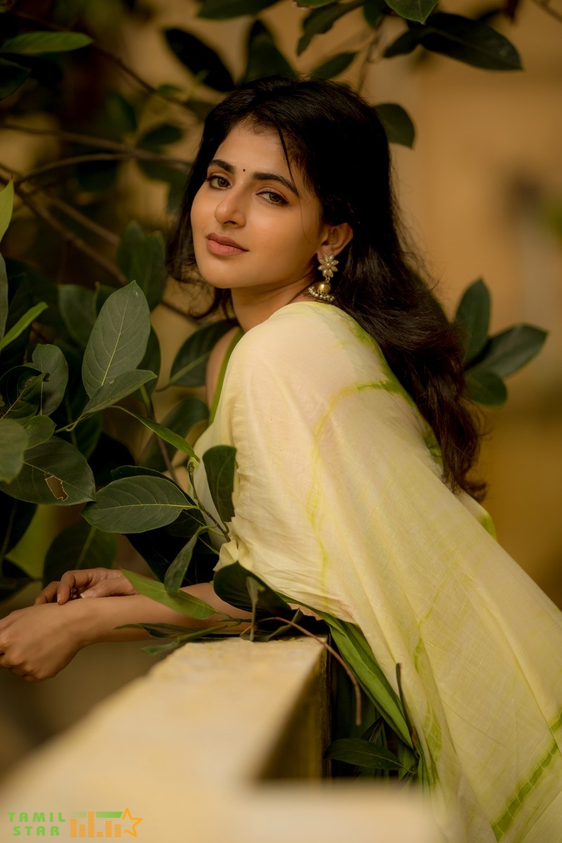 Actress-Iswarya-Menon-Stills-2