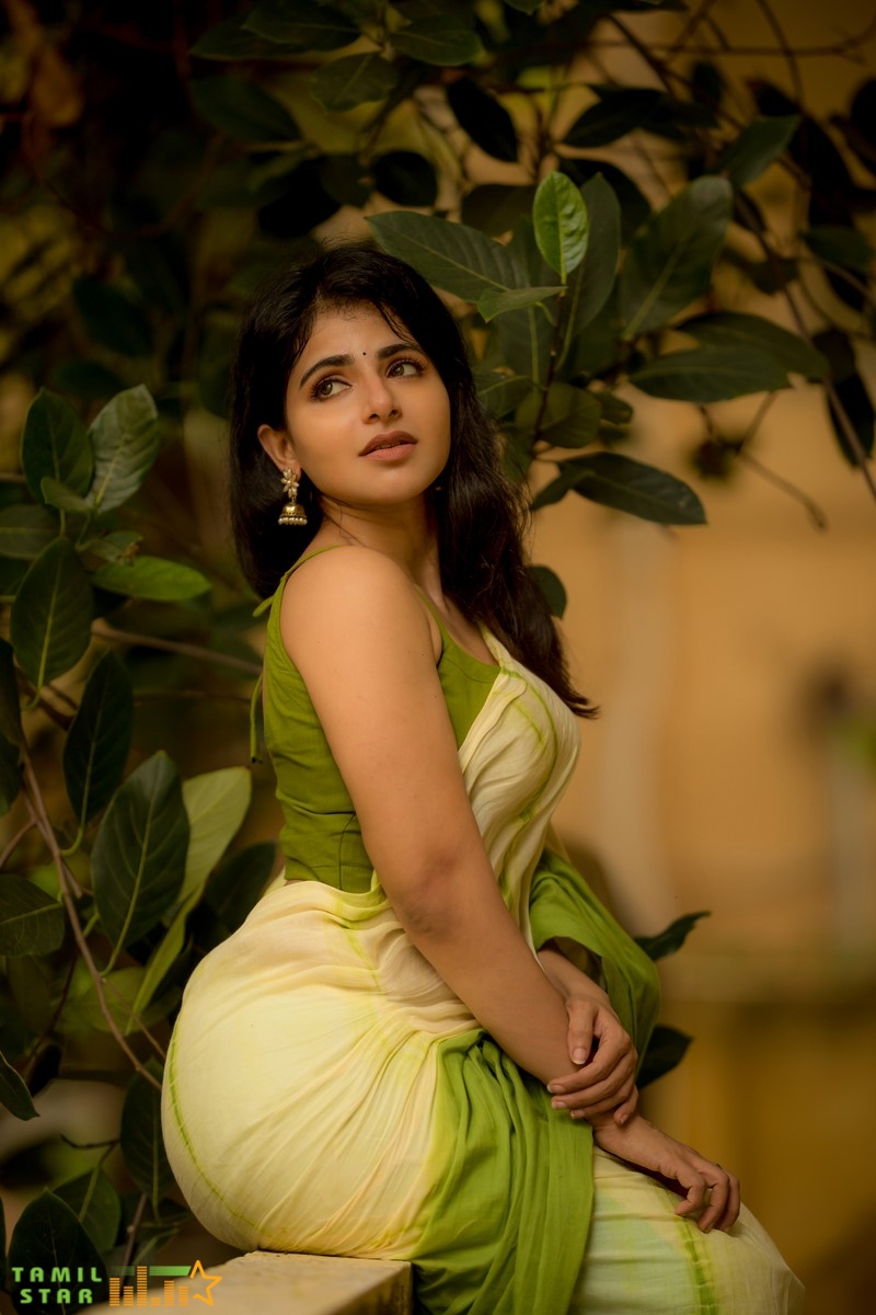 Actress-Iswarya-Menon-Stills-3