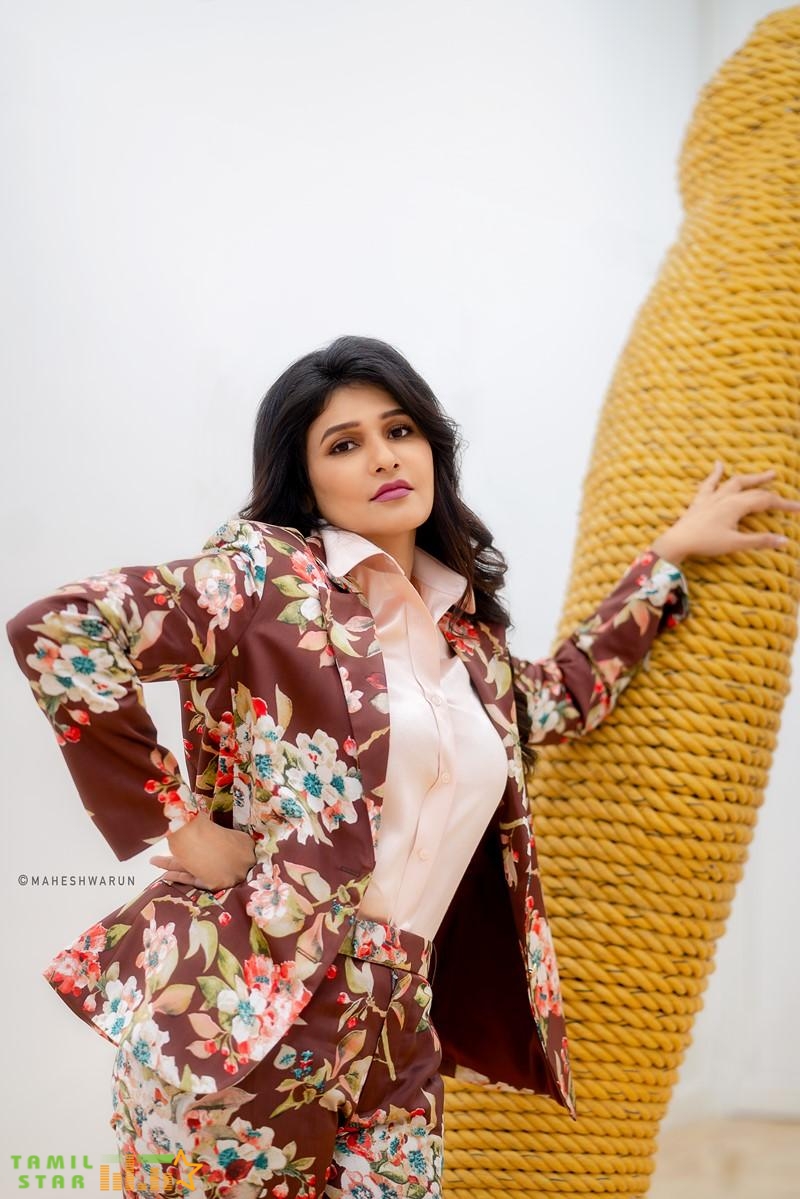 Actress Anjena Kirti Photos (4)