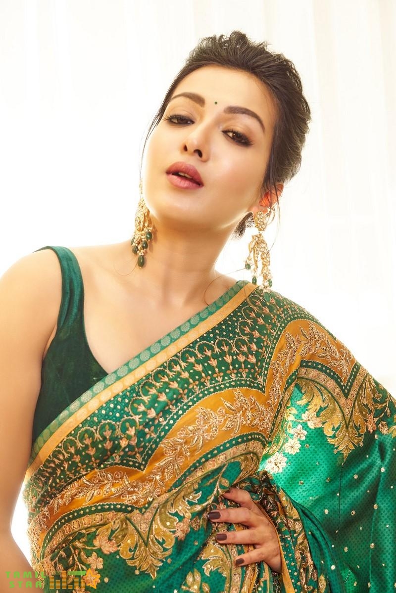 Actress Catherine Tresa New Stills (3)