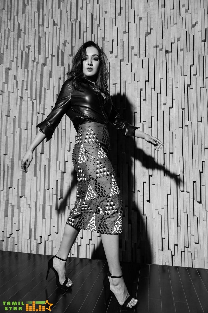 Actress Catherine Tresa Stills (5)