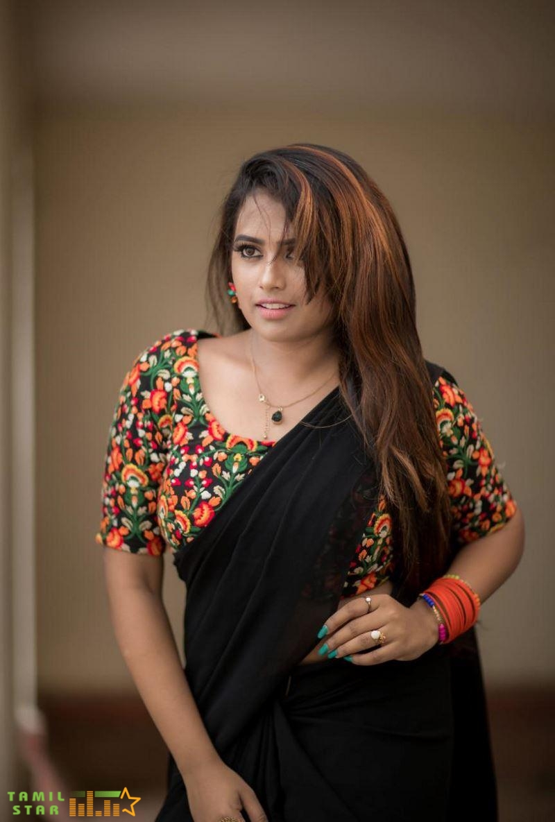 Actress Farina Azad Stills (4)