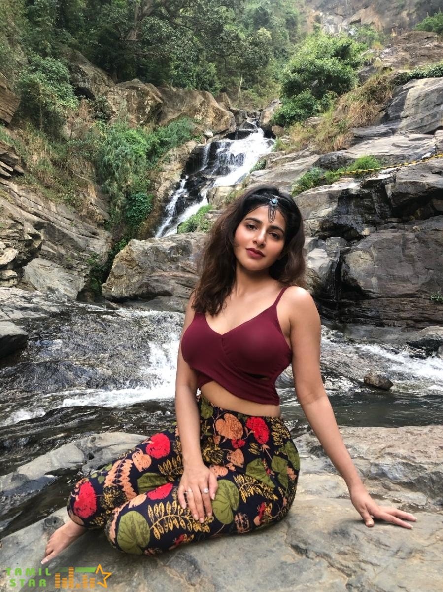 Actress Iswarya Menon New Stills (3)