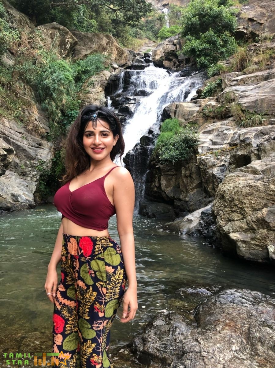Actress Iswarya Menon New Stills (4)