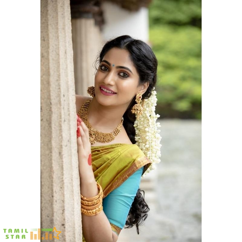Actress Losliya New Photoshoot Stills (3)