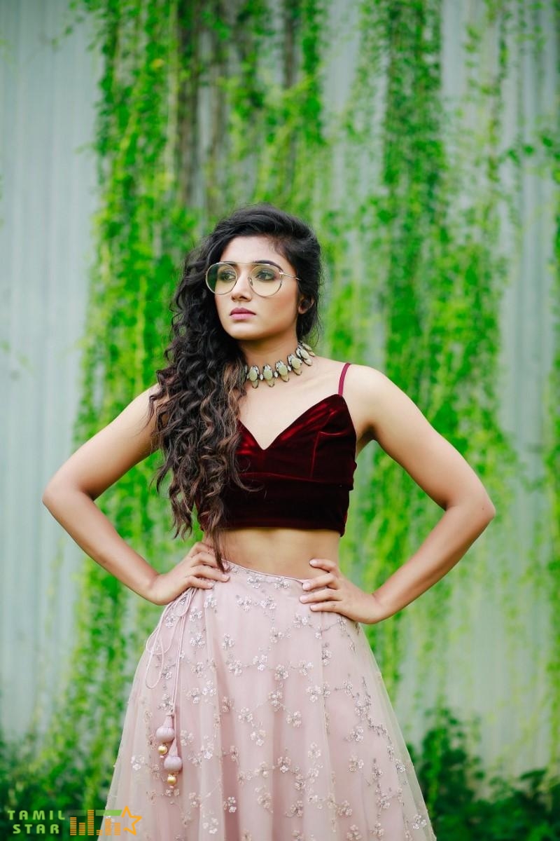 Actress Mirna Menon Photos (1)