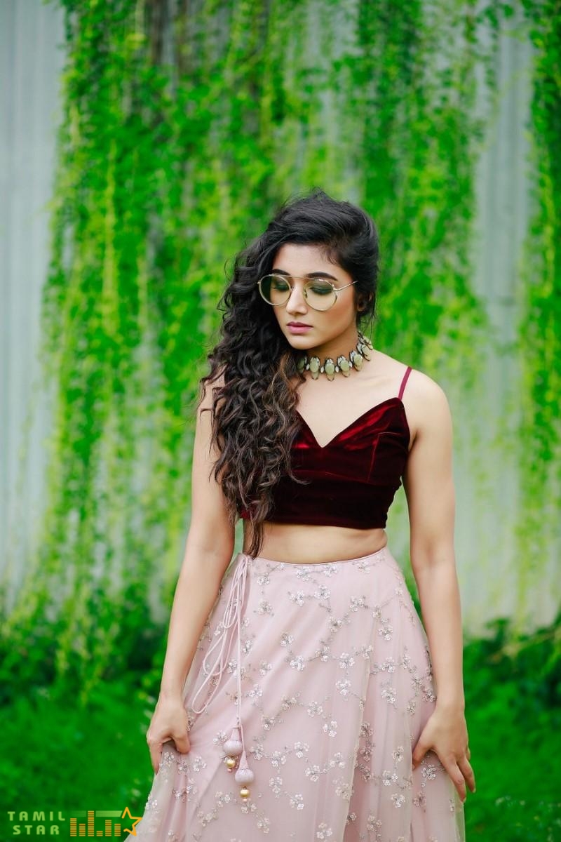 Actress Mirna Menon Photos (2)