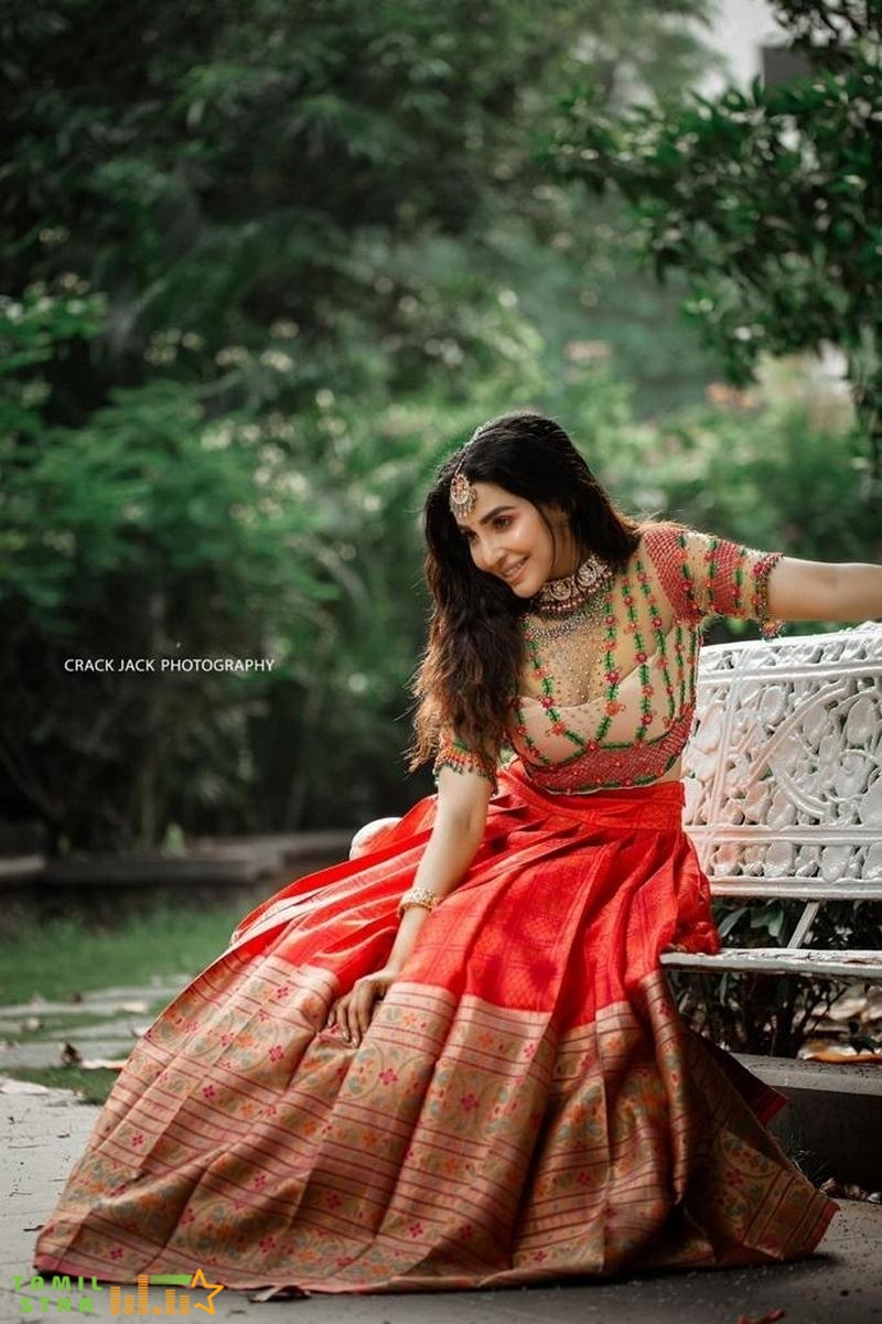 Actress Parvati Nair Latest Photoshoot (3)