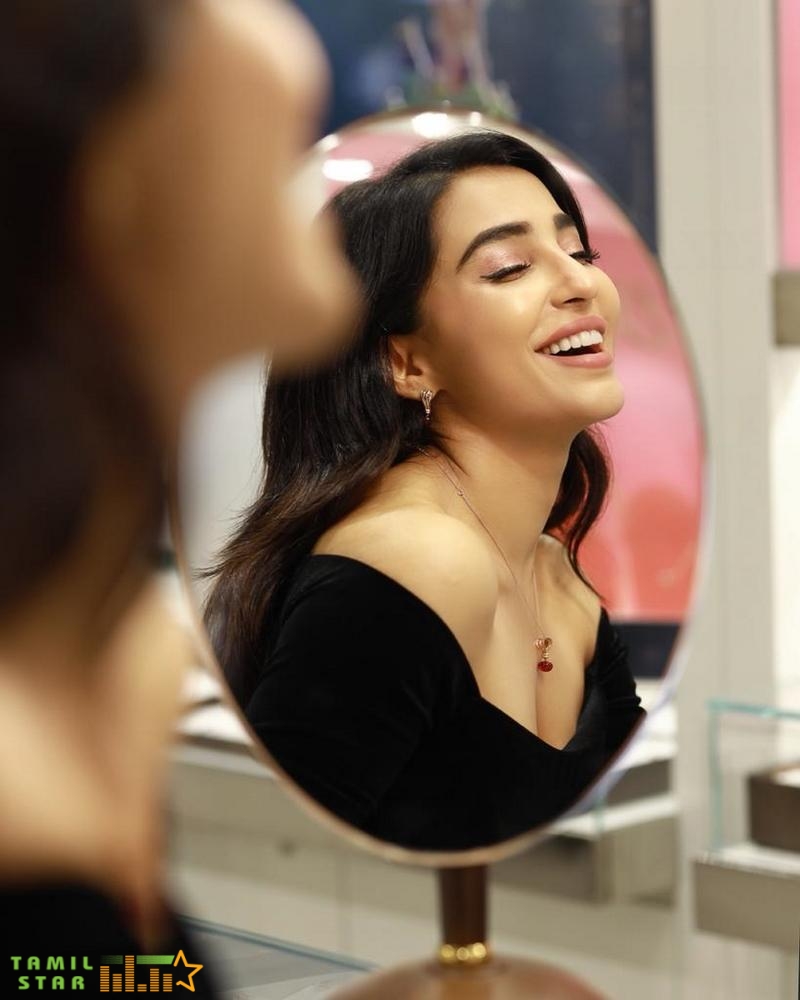 Actress Parvati Nair Latest Photoshoot (6)