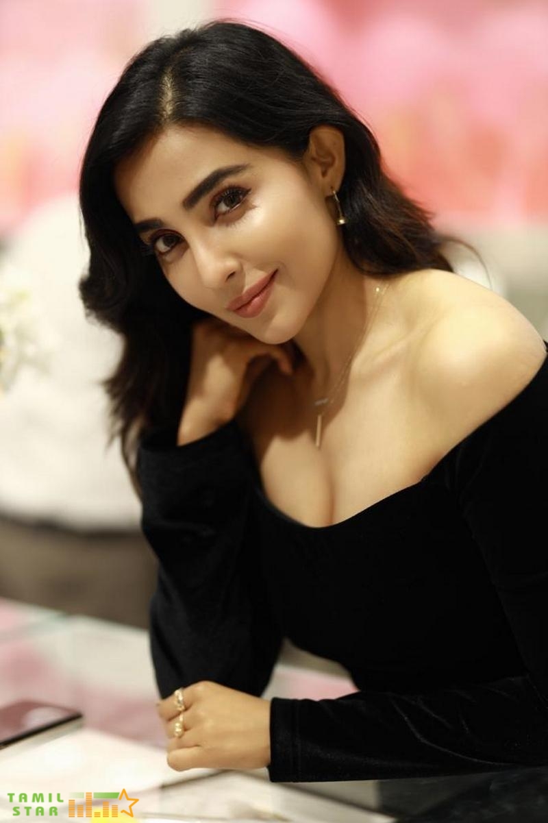 Actress Parvati Nair Latest Photoshoot (8)