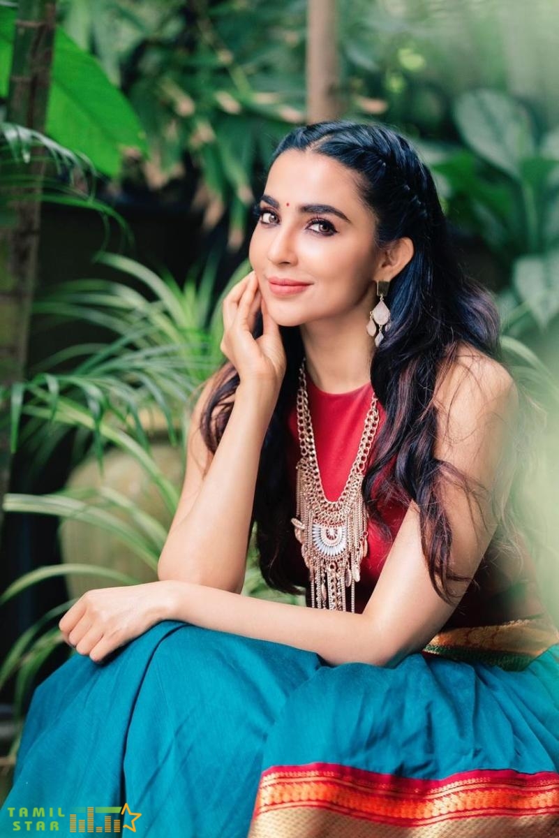 Actress Parvati Nair New Stills (2)