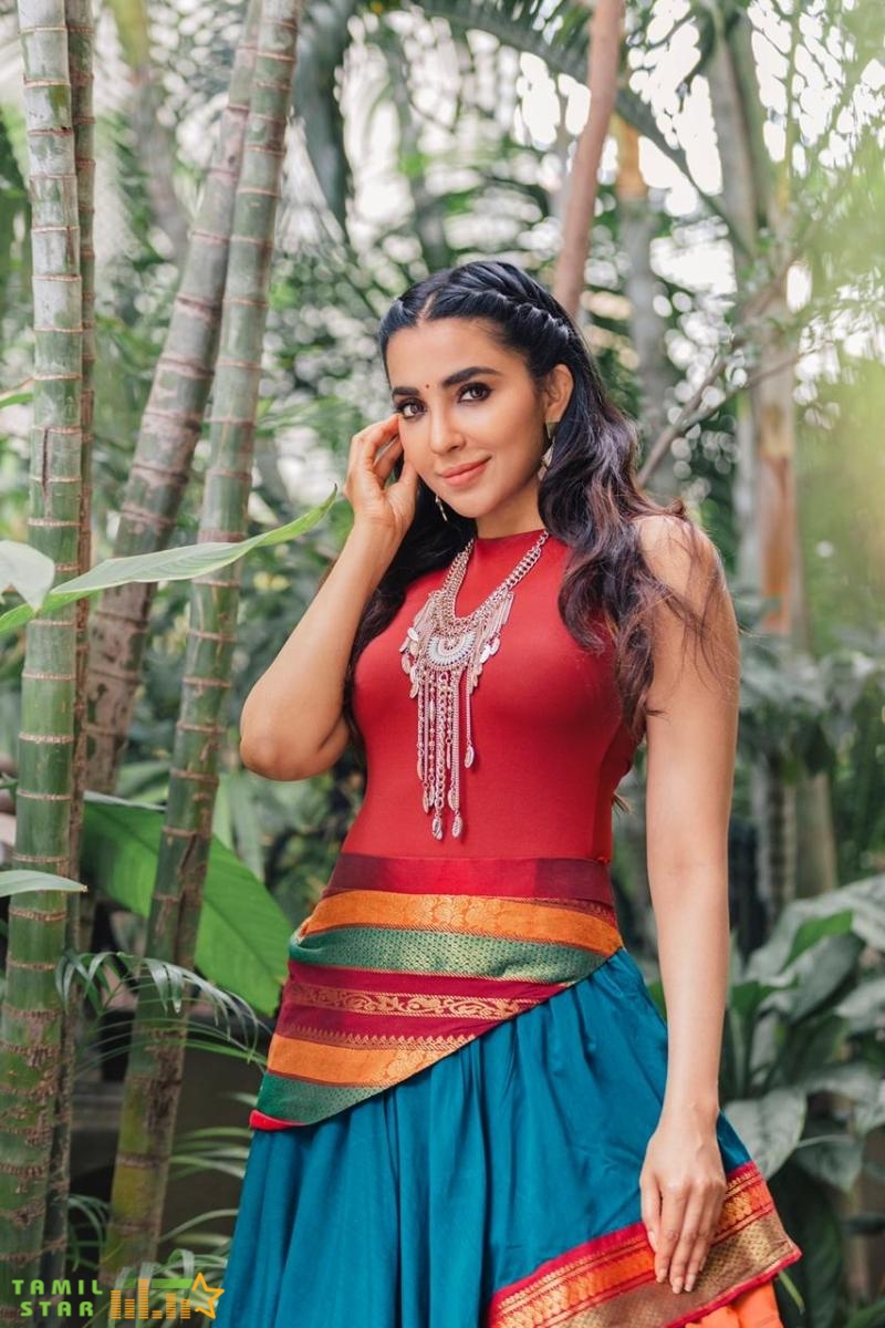 Actress Parvati Nair New Stills (4)