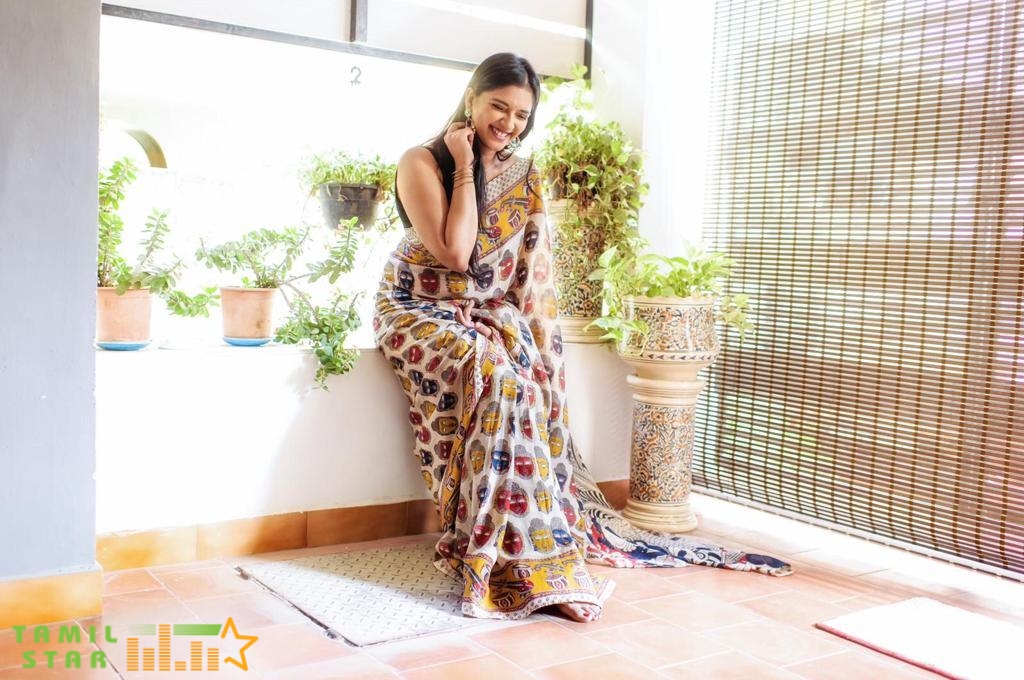 Actress Vasundhara Kashyap Photos (3)