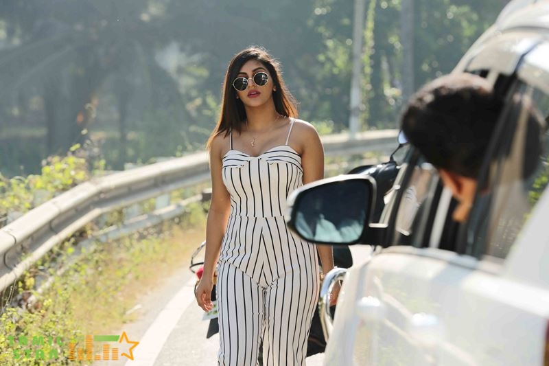 Actress Yashika Anand Photos (1)