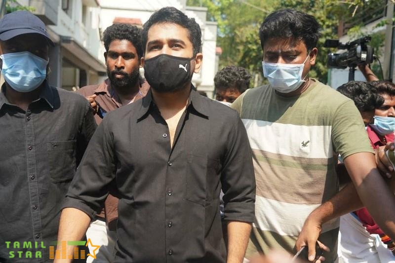 Celebrities Pay Last Respect To Legendary Actor Vivek (12)