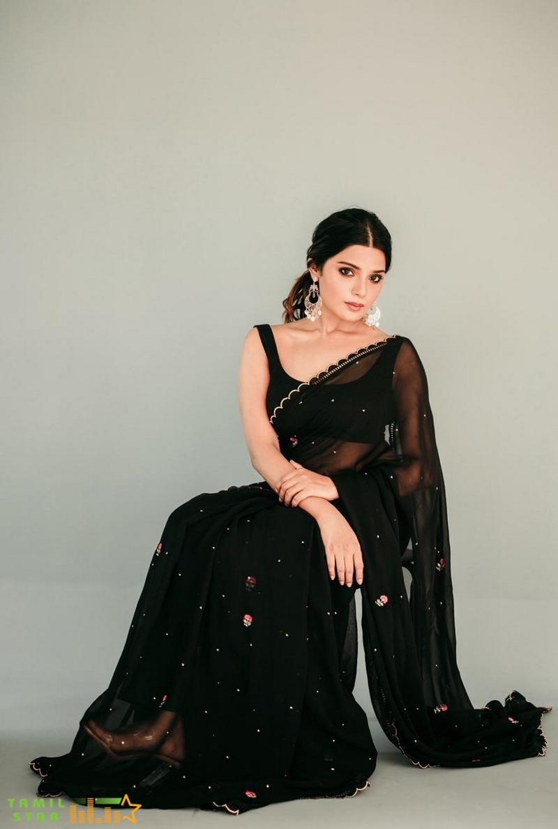 Eye Catching Beauty Aathmika (1)