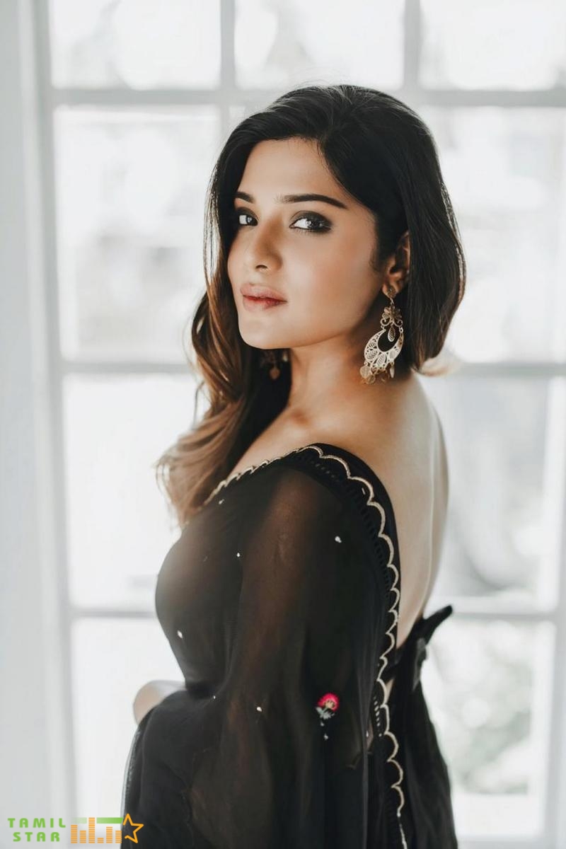 Eye Catching Beauty Aathmika (2)