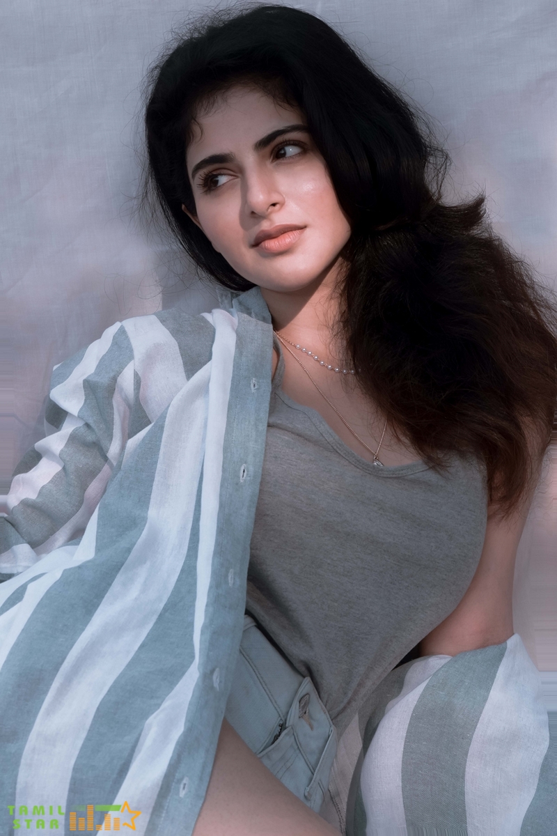 Iswarya Menon Photos (1)