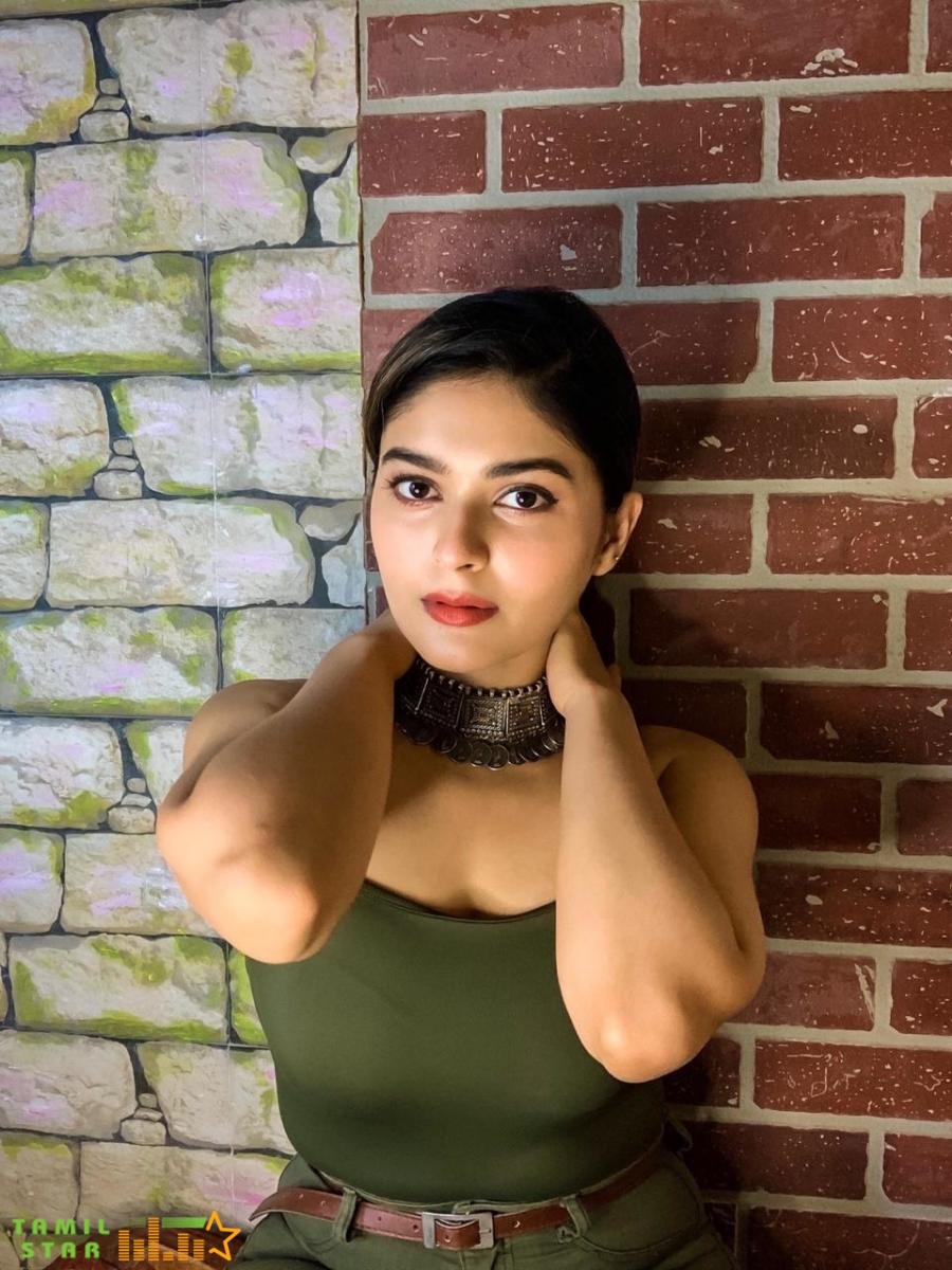 Vaibhavi Shandilya (13)