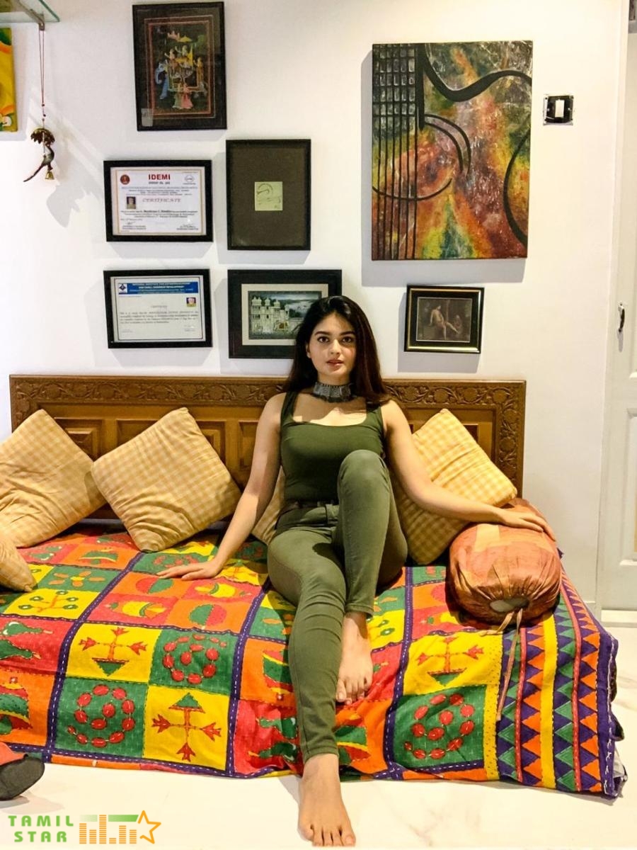 Vaibhavi Shandilya (2)